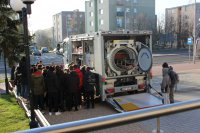 przed budynkiem MDK w Opocnzie stoją dzieci   oraz zaparkowany pojazd  policji do  przewożenia  ładunków wybuchowych