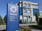 zdjęcie poglądowe- budynek opoczyńskiej policji, na pierwszym planie widać tablicę informacyjna z nazwą komendy oraz napisem policja