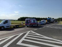 kolizja  w Tojanowicach, zdjęcia przedstawiają pojazdy stojące na drodze, jeden z a drugim,