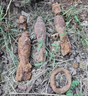 odnalezione granaty moździerzowe, leżą obok siebie na trawie