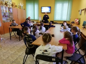 policjanci, podczas spotkania z dziećmi w  Gminnym Ośrodku Kultury w  Poświętnem