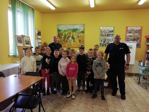 policjanci, podczas spotkania z dziećmi w  Gminnym Ośrodku Kultury w  Poświętnem