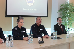 komendanci siedzą sa stołem obok burmistrz Opoczna , Drzewicy i prokurator
