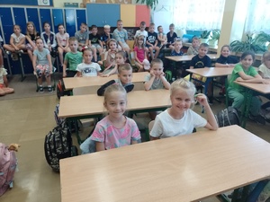 na zdjęciu widać dzieci w klasie szkolnej