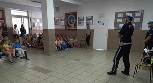 na zdjęciu widać dwóch policjantów z dziećmi podczas pogadanki
