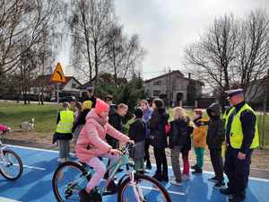 otwarcie miasteczka ruchu drogowego, dzieci na rowerach, policjanci stoją obok