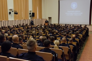 aula wykładowa, policjanci siedzą w rzędach