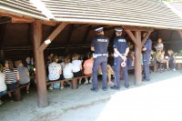 Policjanci podczas pogadanki z  młodzieza na rajdzie rowereoym, lesniczówka  w Januszewicach