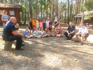 policjanci podczas kontroli obozu