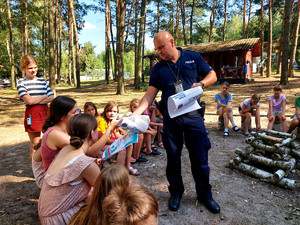 policjanci podczas kontroli obozu