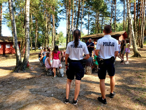 policjanci podczas kontroli obozu