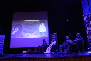 scena mdk w tle  film o kontrterrorystach na scenie siedza policjanci w tym dwóch z pododdziałów  twarze maja zapikselowane