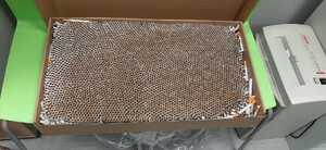 zdjęcia przedstawiają  zabezpieczone papierosy, zapakowane w pudełkach wbez opakowań,  na korytarzu  stoja kartony tekturowe  wypełnione po brzegi nielegalnymi papierosami