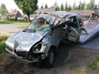 rozbity srebrny samochód osobowy renault  kanoo. Maska przednia  rozbita, wgnieciona