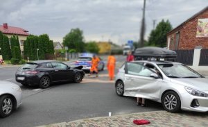 Mniszków kolizja trzech aut, w tle widac radiowóz policji po prawej rozbite auto srebrne stoi bokiem