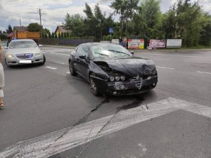 Kolizja w Mniszkowie zdj. nr 1 czarne auto stoi przodem rozbite zdj. nr 2 srebrne auto stoi bokiem rozbite