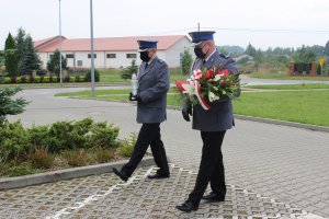 Zdjęcia z uroczystego apelu z okazji święta policji. Na dziedzińcu wewnętrznym opoczyńskiej komendy, w szeregus toją policjanci. Widać także  komendanta Powiatowego Policji, któy przyjmuje meldunek od dowódcy uroczystości a następnie przemawia do policjantów. Kolejne fotografie pokazuję przemówienia gości Wicestarosty, przedstawiciela Biura Posła na Sejm RP  oraz wójta Gm. Sławno. Na kolejnych fotografiach widać wręczanie awansów na wyższe stopnie policyjne mianowanym policjantom.