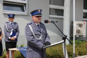 Zdjęcia z uroczystego apelu z okazji święta policji. Na dziedzińcu wewnętrznym opoczyńskiej komendy, w szeregus toją policjanci. Widać także  komendanta Powiatowego Policji, któy przyjmuje meldunek od dowódcy uroczystości a następnie przemawia do policjantów. Kolejne fotografie pokazuję przemówienia gości Wicestarosty, przedstawiciela Biura Posła na Sejm RP  oraz wójta Gm. Sławno. Na kolejnych fotografiach widać wręczanie awansów na wyższe stopnie policyjne mianowanym policjantom.