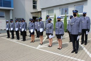 Zdjęcia z uroczystego apelu z okazji święta policji. Na dziedzińcu wewnętrznym opoczyńskiej komendy, w szeregus toją policjanci. Widać także  komendanta Powiatowego Policji, któy przyjmuje meldunek od dowódcy uroczystości a następnie przemawia do policjantów. Kolejne fotografie pokazuję przemówienia gości Wicestarosty, przedstawiciela Biura Posła na Sejm RP  oraz wójta Gm. Sławno. Na kolejnych fotografiach widać wręczanie awansów na wyższe stopnie policyjne mianowanym policjantom.