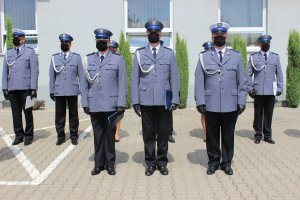 Zdjęcia z uroczystego apelu z okazji święta policji. Na dziedzińcu wewnętrznym opoczyńskiej komendy, w szeregus toją policjanci. Widać także  komendanta Powiatowego Policji, któy przyjmuje meldunek od dowódcy uroczystości a następnie przemawia do policjantów. Kolejne fotografie pokazuję przemówienia gości Wicestarosty, przedstawiciela Biura Posła na Sejm RP  oraz wójta Gm. Sławno. Na kolejnych fotografiach widać wręczanie awansów na wyższe stopnie policyjne mianowanym policjantom.