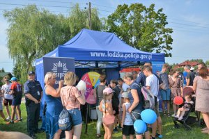 namiot policyjny na pikniku , policjanci i ludzie z pikniku