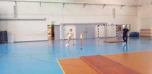 sala gimnastyczna, próbny test sprawnościowy, osoba wykonuje ćwiczenie