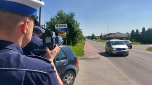 zdjęcie poglądowe, policjant kontroluje prędkość pojazdu
