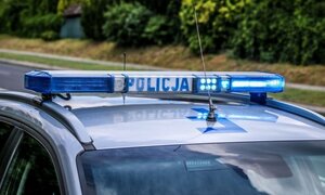 sygnały policyjne na dachu oznakowanego radiowozu