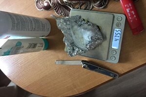 Stó   na nim waga na wadze biały proszek w  zawiniątku, waga wskazuje 47,55 gramów z tyłu stoją dwie tubki w kolorze białym obok urządzenie do rozdrabniania przypominajce scyzoryk