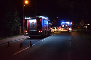 Wypadek w Wielkiej woli na foto widać samochody wszystkich służb ratunkowych oraz parawan