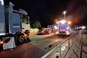 miejsce wypadku drogowego, uszkodzone pojazdy, w tle wóz strażacki