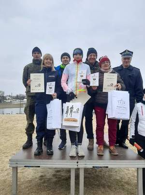 zdjęcia sierż. Karoliny rzeźnik z maratonu, biegów, foto z pucharem, na podium