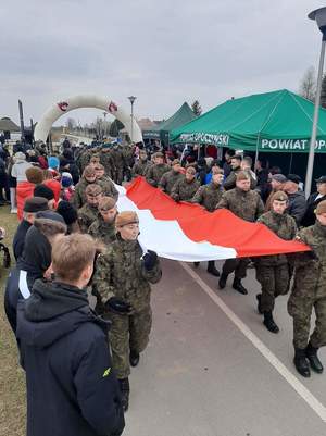 zdjęcia sierż. Karoliny rzeźnik z maratonu, biegów, foto z pucharem, na podium