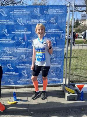 zdjęcia sierż. Karoliny rzeźnik z maratonu, biegów, foto z pucharem, na podium