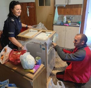 Policjantka oraz pracownicy sklepu  wybierają kuchnie gazową, mutują w domu , widać stojąca policjantkę na tle samochodu dostawczego oraz rozpakowującą kuchnię w domu . Na zdjęciach widać także wolontariuszy w schronisku dla zwierząt