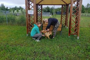 Policjantka oraz pracownicy sklepu  wybierają kuchnie gazową, mutują w domu , widać stojąca policjantkę na tle samochodu dostawczego oraz rozpakowującą kuchnię w domu . Na zdjęciach widać także wolontariuszy w schronisku dla zwierząt