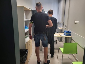 policjant po cywilnemu prowadzi zatrzymanego