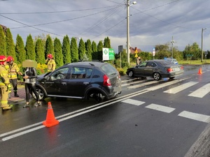 Kolizja w Bukowcu Opoczyńskim , na drodze  rozbite samochody w tle radiowóz