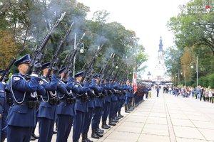 uroczystosci w Częstochowie, apel na Placu Biegańskeigo, polcijanci stoją w rzędzie ,