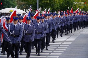 uroczystosci w Częstochowie, apel na Placu Biegańskeigo, polcijanci stoją w rzędzie ,