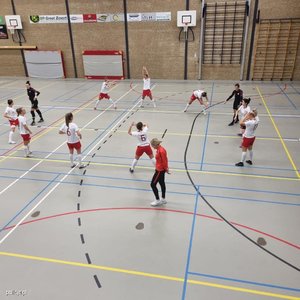 Mistrzostwa  w piłce nożnej kobiet. Drużyna policjantek podczas zawodów. Trening, biegają po hali, odbierają puchar, zdjęcia grupowe zawodniczek