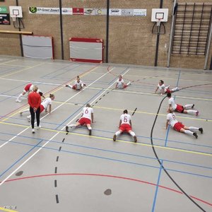 Mistrzostwa  w piłce nożnej kobiet. Drużyna policjantek podczas zawodów. Trening, biegają po hali, odbierają puchar, zdjęcia grupowe zawodniczek