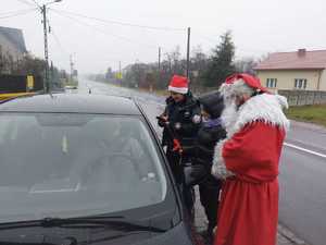 Dzieci z Policyjnym  Mikołajem na drodze