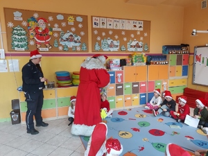 Dzieci z Policyjnym  Mikołajem na drodze