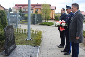 delegacja trzej mężczyźni stoją obok siebie.