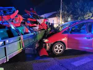 droga, miejscowość Paradyż, zderzenie dwóch samochodów, czerwone auto wjechało w bok dostawczego, na drodze  policjant w radiowozie, w tle strażacy  i wóz karetki pogotowia