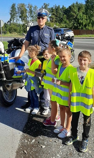 na zdjęciu widać policjanta z dziećmi