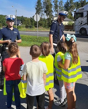 na zdjęciu widać policjantów z dziećmi