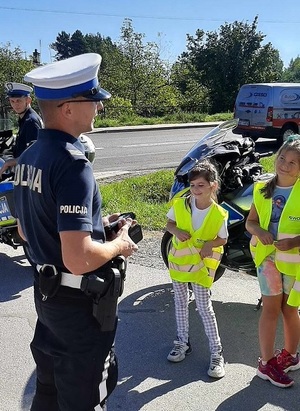 na zdjęciu widać policjanta z dziećmi