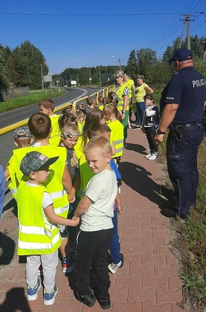 na zdjęciu widać policjanta z dziećmi